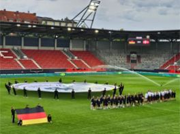 Unsere Kids während der Nationalhymnen