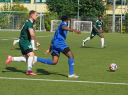 Abassi Hayatou (blau) gewinnt mit Turbine IV gegen den FC Halle-Neustadt II 3:1
