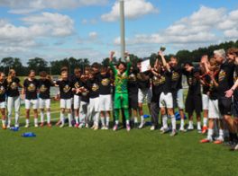 Unsere U15 erhielt am Sonntag den Pokal für den Staffelsieg in der Landesliga