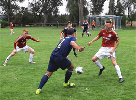 Dominik Zech im Doppelpassspiel mit Ian Kallen