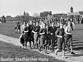 Sport auf dem Felsen in den 1930er Jahren (© Stadtarchiv Halle)