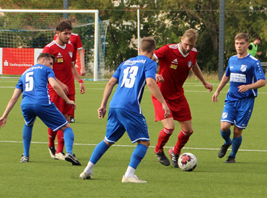 Tim Riechert sucht die Lücke gegen Lüttchendorfer Übermacht