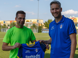 Tino Baumgart übergibt die Trikots an Trainer Matthias Rücker