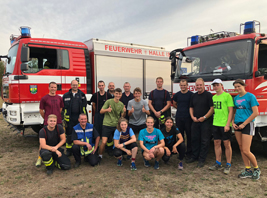 Unsere Leichtathleten mit den Kameraden der Feuerwehr nach erfolgreichem Einsatz