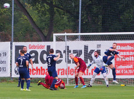 Paul Franz klärt per Kopf im eigenen Strafraum