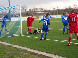 Keeper Guderitz fischt eine Eingabe von Tim Riechert vor dem einschussbereiten Julius Kahle weg