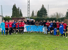 Unsere B1-Junioren feiern mit ihren Fans den 8:0-Sieg auf dem Dautzsch