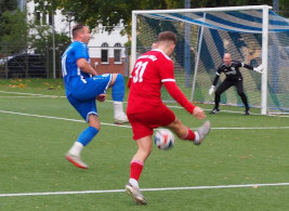 Janos Körtge flankt gegen Eintracht Lüttchendorf