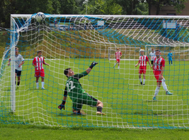 Vincent Anschütz erzielt im Nachsetzen das 1:0 gegen Gräfenhainichen