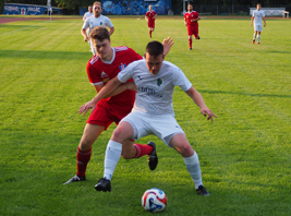 Moritz Makosch im Duell für Turbine gegen Löbejün