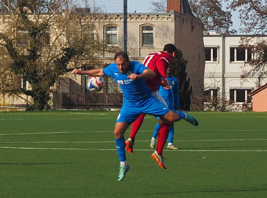 Elias Kindl (rot) und Khemgin Solivani im Kopfballduell