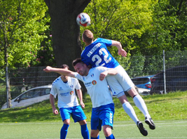 Moritz Alicke köpft zum 2:2 gegen Brehna ein