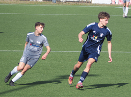 Unsere B-Junioren (dunkelblau) trennen sich 0:0 vom SV Beuna